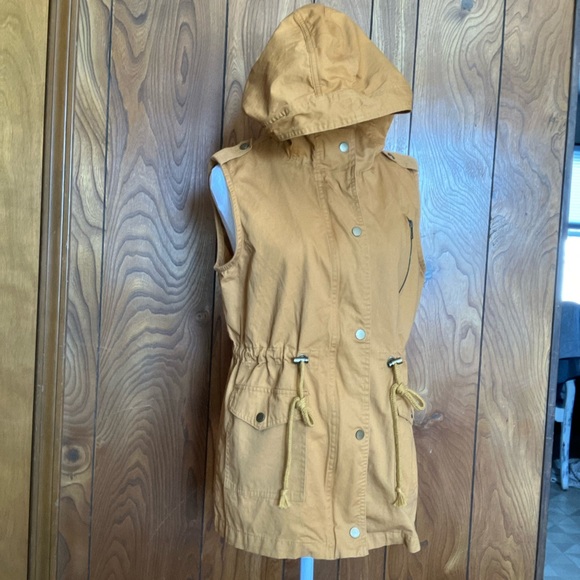 Zenana Outfitters Jackets & Blazers - EUC Hooded Zenana Outfitter’s size medium vest